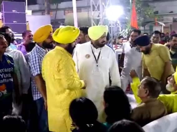 Muzaffarnagar News: मुजफ्फरनगर में मामूली सी बात पर एक ही समुदाय के दो पक्षों में झड़प, बैसाखी पर चल रहा था कार्यक्रम Muzaffarnagar News: मुजफ्फरनगर में मामूली सी बात पर एक ही समुदाय के दो पक्षों में झड़प, बैसाखी पर चल रहा था कार्यक्रम
