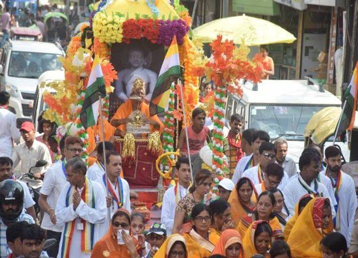 देशभर में जैन समुदाय के लोग बड़े धूम-धाम के साथ महावीर जयंती का पर्व मनाते हैं. इस दिन भगवान की मूर्ति को रथ में रखकर जूलुस निकाले जाते हैं और जगह- जगह भंडारे किए जाते हैं.