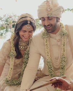 Alia Bhatt Wedding Look: छोटी सी बिंदी, रानी सा हार, हाथों में सजे चूड़े ने जीत लिया दिल, डिजाइनर ने बताई इस आलिया की वेडिंग साड़ी की खासियत