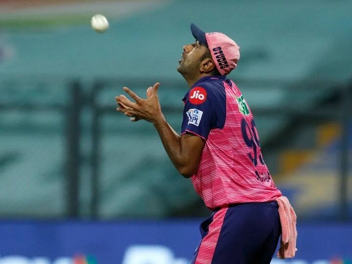 राजस्थान रॉयल्स के स्पिनर आर अश्विन ने अब तक इस सीजन में 54 बार सिंगल रन दिए हैं. अश्विन अपनी गेंदों पर सबसे ज्यादा सिंगल रन देने वाले गेंदबाज बने हुए हैं.