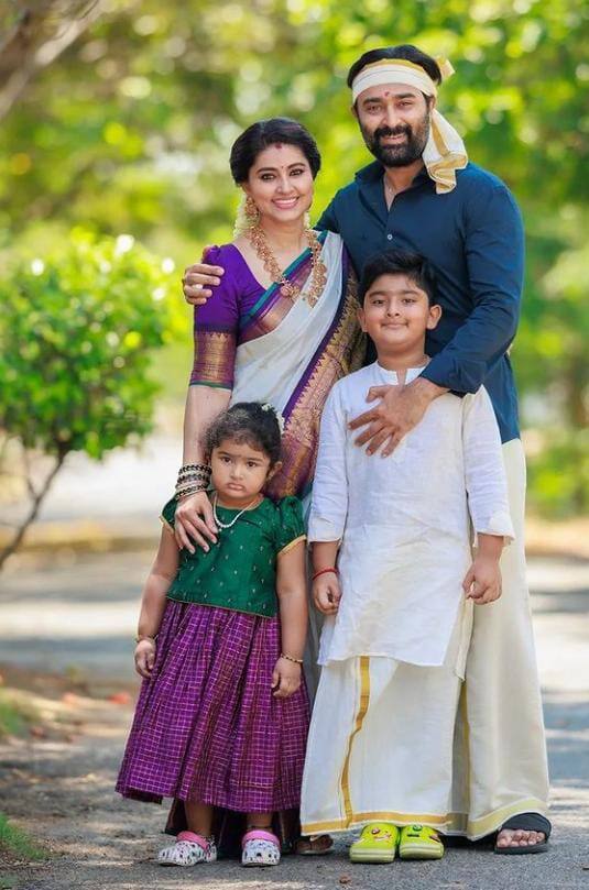 எங்கள் நிலவில் என்றும் இல்லை தேய்பிறை