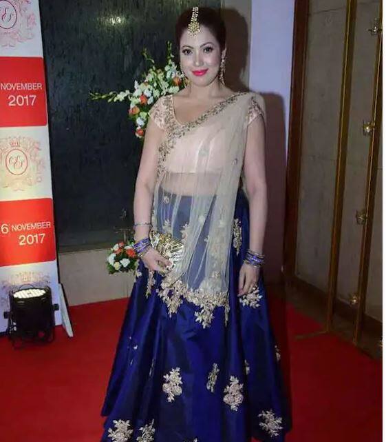 ਜਦੋਂ ਵੀ ਮੁਨਮੁਨ ਨੂੰ ਟ੍ਰੈਡਿਸ਼ਨਲ ਅਵਤਾਰ 'ਚ ਦੇਖਿਆ ਜਾਂਦਾ ਹੈ ਤਾਂ ਉਹ ਸ਼ਾਨਦਾਰ ਨਜ਼ਰ ਆਉਂਦੀ ਹੈ। ਬੰਗਾਲੀ ਸਾੜ੍ਹੀ ਤੋਂ ਲੈ ਕੇ ਟ੍ਰੈਡਿਸ਼ਨਲ ਲਹਿੰਗੇ ਤੱਕ ਮੁਨਮੁਨ ਇਸ ਨੂੰ ਉਸੇ ਹੀ ਰਵਾਇਤੀ ਤਰੀਕੇ ਨਾਲ ਸੰਭਾਲਦੀ ਹੈ, ਜੋ ਉਸਦੀ ਸੁੰਦਰਤਾ ਨੂੰ ਵਧਾਉਂਦੀ ਹੈ।