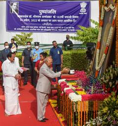 Delhi: डॉ अम्बेडकर की जयंती पर संसद भवन में राष्ट्रपति कोविंद, PM Modi सहित तमाम नेताओं ने दी श्रद्धांजली, देखिए तस्वीरें