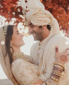 Alia-Ranbir Wedding Pics: বিয়ে মিটতেই আলিয়াকে কোলে তুলে চললেন রণবীর, মুহূর্তে ভাইরাল ছবি