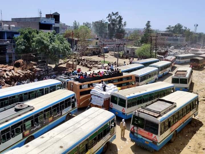 Uttar Pradesh Roadways Bus Fare hiked up to 10 rupees ANN UP Roadways Bus Fare Hike: यूपी में आम आदमी पर जारी है महंगाई की मार, अब रोडवेज बसों में सफर करना हुआ महंगा, जानिए- कितना बढ़ा किराया