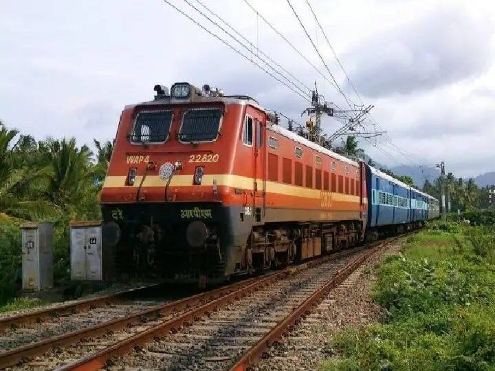 Miraj Kolhapur passenger starting from tomorrow Miraj Kolhapur Passenger : रेल्वे प्रवाशांसाठी खुशखबर!उद्यापासून मिरज-कोल्हापूर पॅसेंजर सुरू