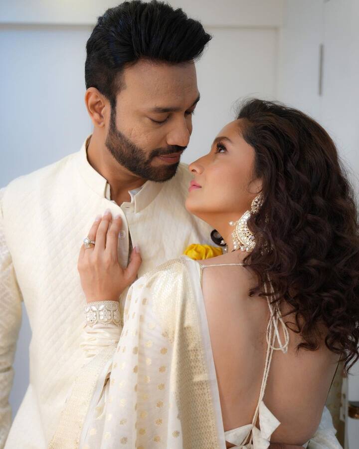 वहीं बात करें अंकिता लोखंडे के लुक की तो, व्हाइट साड़ी पहने ऊपर से ये बड़े बड़े ईयरिंग अंकिता की खूबसूरती में चार चांद लगा रहे हैं.