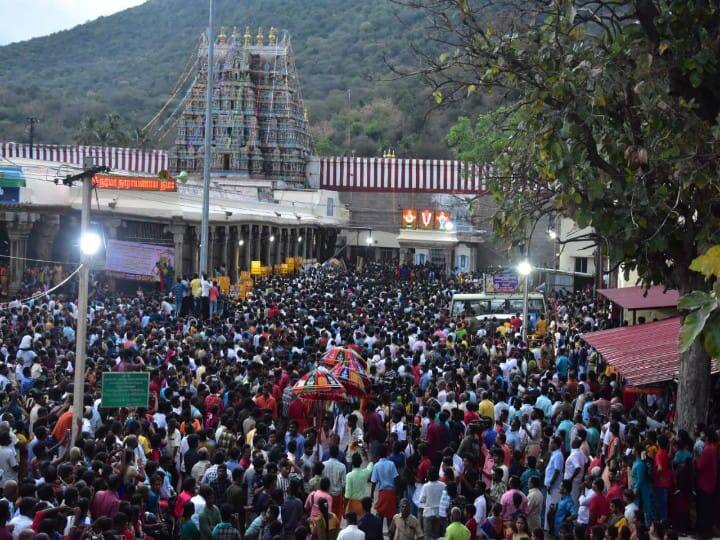 சித்திரைத் திருவிழாற்கு மலைவிட்டு கிளம்பும் அழகரை காணவந்த பக்தர்கள்.