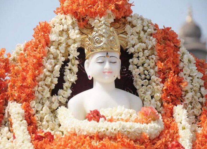 अस्तेय- अस्तेय का पालन करने वाले लोग हमेशा जीवन में संयम रखते हैं. और सिर्फ वही वस्तु लेते हैं, जो उन्हें दी जाती है. अस्तेय का मतलब है चोरी न करना. चोरी का अर्थ सिर्फ भौतिक चीजों की चोरी ही हीं है, बल्कि नियत खराब भी न करें. अगर आप दूसरी की सफलताओं से विचलित होकर गलत रास्ता अपनाने लगें, तो इसे भी एक प्रकार की चोरी कहा जाता है.