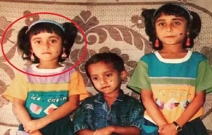 This innocent girl seen in the photo is called Bhojpuri Queen today, do you know? दो चोटी बनाए फोटो में नजर आ रही ये मासूम बच्ची आज कहलाती हैं भोजपुरी क्वीन, पहचाना क्या?