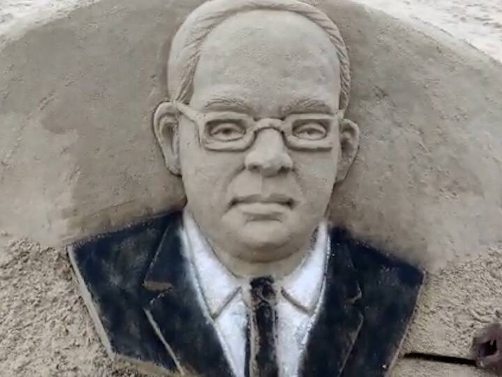 वेंगुर्ले येथील आरवली गावचे सुपुत्र प्रसिद्ध वाळूशिल्पकार रवीराज चीपकार यांनी हे वाळूशिल्प साकारलं आहे.