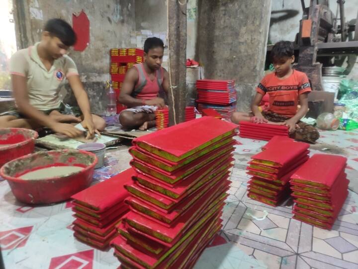 Apart from depleting sales due to low demand, the Covid-19 pandemic and rise in cost of paper has come as a double whammy to the haal khata manufacturers in Kolkata's Baithakkhana bazaar. (Photo: Abhishek De)