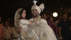 गोद मे उठाकर नई नवेली दुल्हनिया Alia Bhatt पर दूल्हे Ranbir Kapoor ने खूब जताया प्यार
