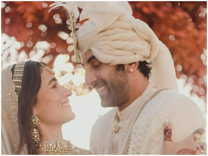 alia bhatt and ranbir kapoor are married now wedding ceremony at vastu Alia-Ranbir Wedding: एक-दूजे के हुए आलिया भट्ट-रणबीर कपूर, 'वास्तु' में लिए सात फेरे