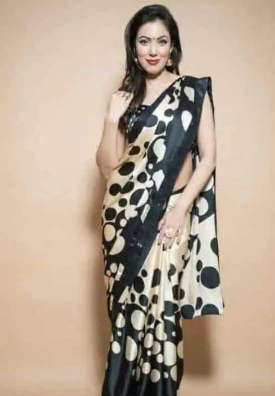 ਇਹ ਹਸੀਨਾ ਮੌਡਰਨ ਹੀ ਨਹੀਂ ਟ੍ਰੈਡਿਸ਼ਨਲ ਆਊਟਫਿਟ ਵਿਚ ਵੀ ਸ਼ਾਨਦਾਰ ਦਿਖਾਈ ਦਿੰਦੀ ਹੈ। ਸਾੜ੍ਹੀ ਤੋਂ ਲੈ ਕੇ ਲਹਿੰਗੇ ਤੱਕ ਮੁਨਮੁਨ ਦੱਤਾ ਜਚਦੀ ਹੈ।