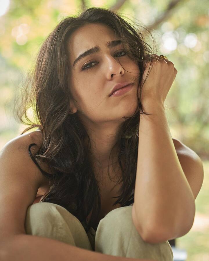 इन तस्वीरों में सारा अली खान के अलग-अलग मूड नजर आ रहे हैं. इन तस्वीरों को शेयर करते हुए सारा अली खान ने कैप्शन में लिखा- मूड ऑफ मोगली...
