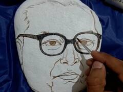 पाहा फोटो: घटनेच्या शिल्पकाराला मानवंदना; दगडावर रेखाटले बाबासाहेबांचे चित्र