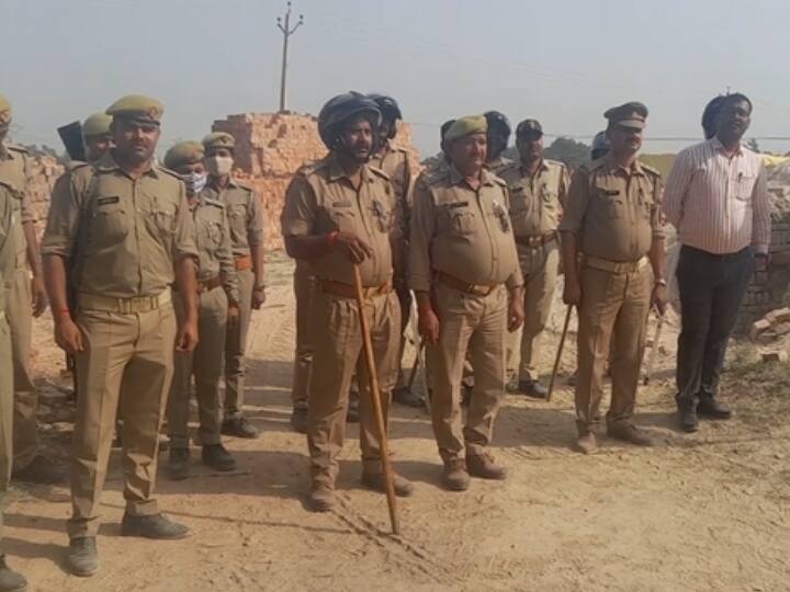 Azamgarh Police Action on accused of Sarvesh Singh Seepu Murder and 40 lakh property attached ann Azamgarh News: पूर्व विधायक के हत्याकांड में फरार आरोपी पर बड़ी कार्रवाई, 40 लाख की संपत्ति हुई कुर्की