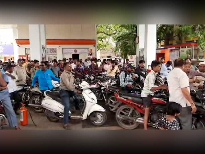 Unique initiative on the occasion of Ambedkar Jayanti, distribution of petrol to 500 people at the rate of one rupee per liter Solapur News : आंबेडकर जयंतीनिमित्त अनोखा उपक्रम, एक रुपया प्रति लिटरप्रमाणे पेट्रोलचं वाटप