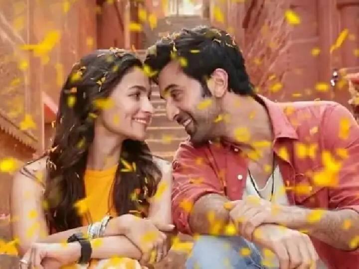 आलिया भट्ट आणि रणबीर कपूर अनेक वर्षांपासून एकमेकांना डेट करत आहेत. आलियापूर्वी रणबीरने अनेक सुंदरींना डेट केले आहे. आलियापूर्वी त्याने कोणाला डेट केले आहे, ते जाणून घेऊया...