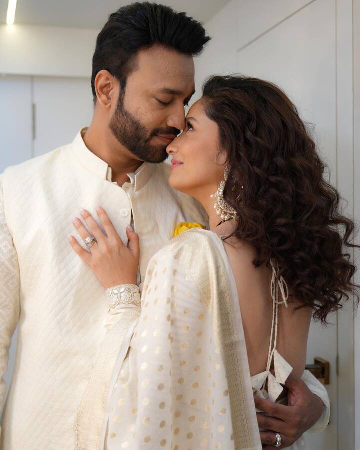 टीवी एक्ट्रेस अंकिता लोखंडे के पति विक्की जैन अपनी पत्नि के आंचल में हर खुशी संजोए रखते हैं. वो उनको हर दिन मुस्कुराता हुआ देखना चाहते हैं.