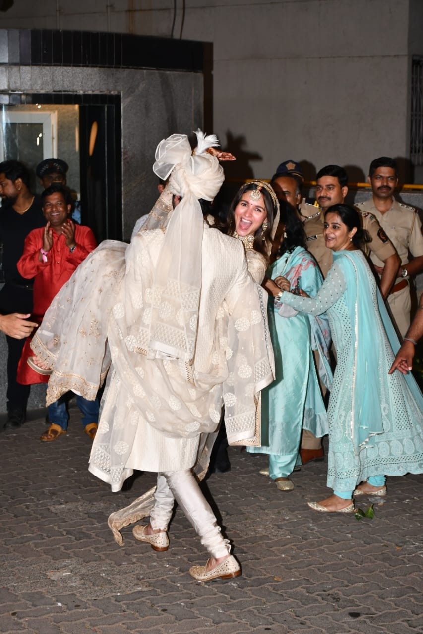 Alia Bhatt Ranbir Kapoor Wedding Today Live Updates Ranbir Alia Marriage  Mehendi Photos Video RK House | Alia Ranbir Wedding Updates : मिसेज कपूर  बनीं आलिया भट्ट, पति रणबीर के साथ शेयर