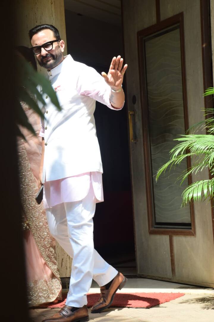 करीना कपूर खान से ट्यूनिंग करते हुए सैफ ने पिंक ऑफ व्हाइट कुर्ता पजामा कैरी किया है. साथ ही व्हाइट नेहरू जैकेट में उनका लुक दमदार नजर आ रहा है.