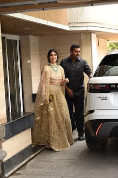 IN PICS: भाई रणबीर की शादी में शाही अंदाज़ में मारी बहन रिद्धिमा ने एंट्री, गोल्डन लहंगे में चुरा लगीं बेहद खूबसूरत