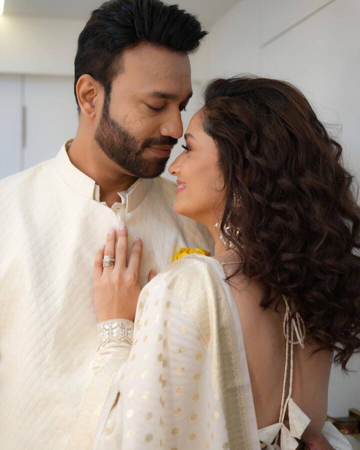 दोनों एक दूसरे के प्यार में डूबे नजर आ रहे हैं. अंकिता ने इन तस्वीरों को शेयर कर अपनी शादी के खास दिन को याद किया है.