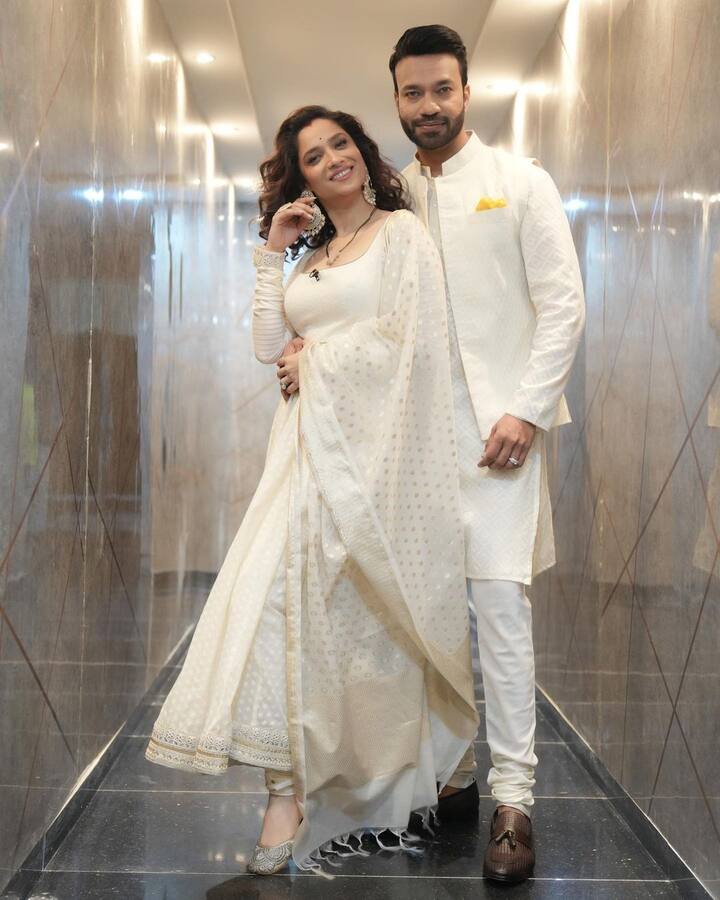 अंकितासाठी तिचा नवरा जीनी पेक्षा कमी नाही. त्यामुळे तिने तिच्या फोन मध्ये विकीचं नाव 'विक्कू जिनी' म्हणून सेव्ह केलं आहे.(photo:lokhandeankita/ig)