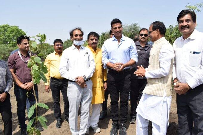 अक्षय कुमार आज यानि वीरवार की सुबह भोपाल पहुंचे. जहां उन्होंने सीएम शिवराज सिंह चौहान के सात स्मार्ट पार्क में पौधे लगाए.