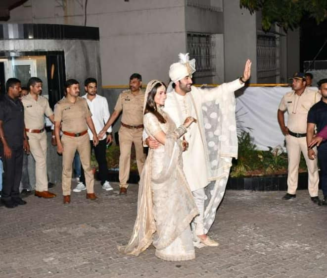 Alia Bhatt and Ranbir Kapoor make their first public appearance after tying the knot in Mumbai Alia Ranbir Wedding  : લગ્ન બાદ પહેલી વાર ફેન્સની સામે આવ્યાં આલિયા ભટ્ટ અને રણબીર કપૂર, જુઓ વિડીયો