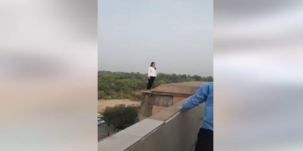 Viral Video : Woman jumps off Metro Station building, saved by CISF and others Watch : ঝাঁপ দিয়ে আত্মহত্যার চেষ্টা যুবতীর ! বাঁচাল সিআইএসএফ