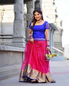Sakshi Agarwal Photos: ముద్దబంతిలా ముస్తాబై న్యూ ఇయర్ శుభాకాంక్షలు చెబుతున్న తమిళమ్మాయ్