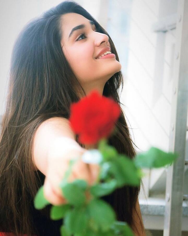 ఇదిలా ఉండగా.. రీసెంట్ గా ఈ బ్యూటీ ఇన్స్టాగ్రామ్ లో షేర్ చేసిన ఫొటోలు వైరల్ అవుతున్నాయి. (Photo Courtesy: Krithi Shetty Instagram)