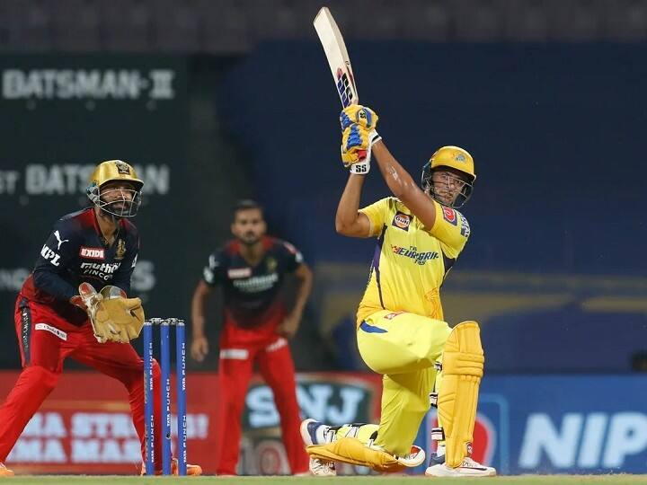 चेन्नई सुपर किंग्स के शिवम दुबे इस लिस्ट में तीसरे नंबर पर हैं. शिवम 5 मैचों में 13 छक्के लगा चुके हैं. (फोटो सोर्स: iplt20.com)