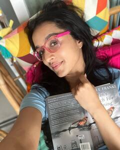 Shraddha Kapoor Photos: 'శ్రద్ధ'గా బుక్ చదువుకుంటోంది