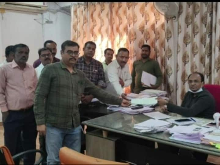 Bhind Dealer anger against RTO officer Anurag Shukla for not issuing trade certificate memorandum submitted to ADM ANN Bhind News: ट्रेड सर्टिफिकेट जारी न करने से RTO अफसर के खिलाफ डीलर हुए लामबंद, एडीएम को सौंपा ज्ञापन