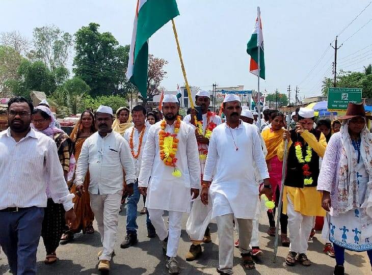 Bastar Unique protest of MGNREGA employees 400 km Dandi Yatra started with tricolor ANN Bastar: बस्तर में मनरेगा कर्मचारियों का अनोखा प्रदर्शन, तिरंगा लेकर शुरू की 400 किमी की 'दांडी यात्रा'
