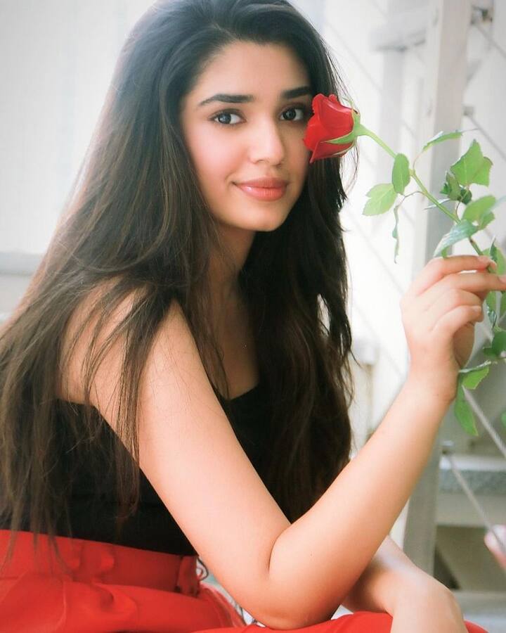 వీటికి ప్రేక్షకుల నుంచి మంచి రెస్పాన్స్ వస్తోంది.(Photo Courtesy: Krithi Shetty Instagram)