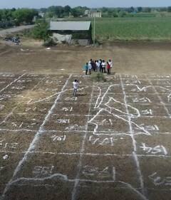 Beed : डॉ बाबासाहेब आंबेडकरांना अनोखी मानवंदना; 30 हजार स्केअर फूट जागेत गव्हांच्या पेंड्यांपासून साकारले रेखाचित्र