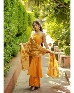 Neha Malik Photos: भोजपुरी एक्ट्रेस Neha Malik ने फिर दिखाया देसी लुक, पीले सूट में लगाया ग्लैमरस का तड़का