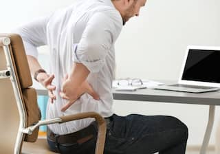Ankylosing spondylitis : तरूणांमध्ये आढळणारा Ankylosing spondylitis म्हणजे काय? जाणून घ्या लक्षणं आणि उपचार