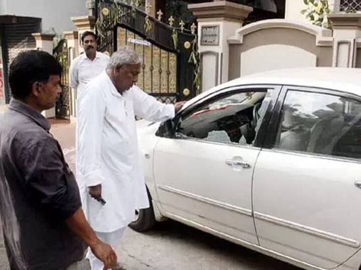 V Hanmanth Rao: వీహెచ్ ఇంటిపై రాళ్ల దాడి, కారు ధ్వంసం! నిందితుడు ఇతనే - VHను పరామర్శించిన రేవంత్ Telangana Congress: Un Identified persons stone attacks on Congress leader VH house V Hanmanth Rao: వీహెచ్ ఇంటిపై రాళ్ల దాడి, కారు ధ్వంసం! నిందితుడు ఇతనే - VHను పరామర్శించిన రేవంత్