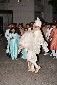 Alia-Ranbir Wedding Pics: गोद मे उठाकर नई नवेली दुल्हनिया आलिया भट्ट पर दूल्हे रणबीर कपूर ने खूब जताया प्यार, कैमरों में कैद हुए खूबसूरत पल