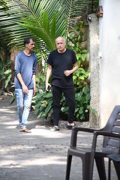 Alia Ranbir Wedding Photos: बेटी आलिया की शादी से पहले इस अंदाज में वॉक करते दिखे पापा महेश भट्ट