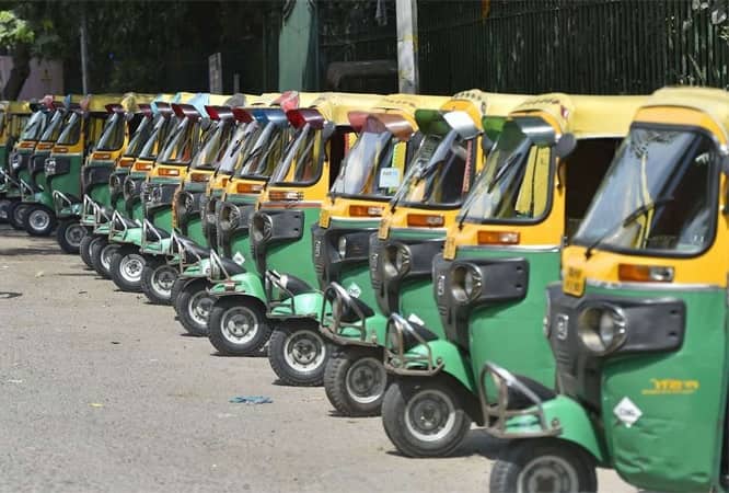 11 rickshaw associations go on strike in protest of CNG price hike in ahmedabad AHMEDABAD :  CNGમાં ભાવવધારાના વિરોધમાં 11 રીક્ષા એસોસિએશનની સામુહિક હડતાળ