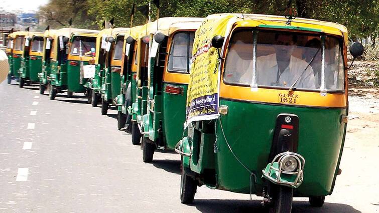 Vadodara rickshaw pullers protest against gas price hike ગેસના ભાવમાં વધારો થતા વડોદરાના રિક્ષા ચાલકોએ કહ્યું, બાળકોની ફી ભરવામાં પણ પડી રહી છે મુશ્કેલી