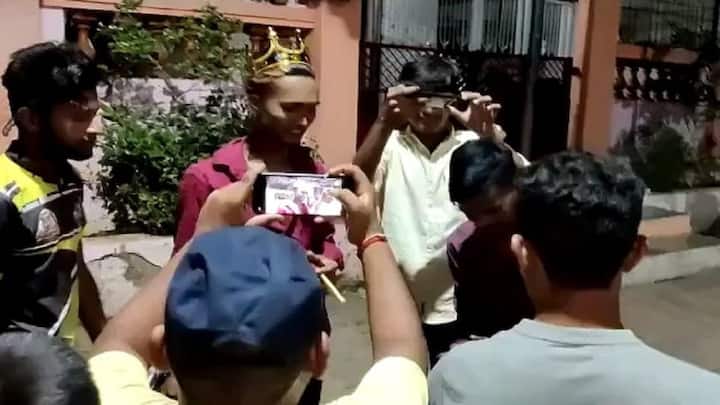 Maharashtra: Birthday boy caught on fire due to flour being poured on his head, video viral બર્થ-ડે સેલિબ્રેશન કરવું પડ્યું મોંઘુ, બર્થડે બોયના માથા પર લોટ નાખતા જ ભભુકી ઉઠી આગ, Video થયો વાયરલ