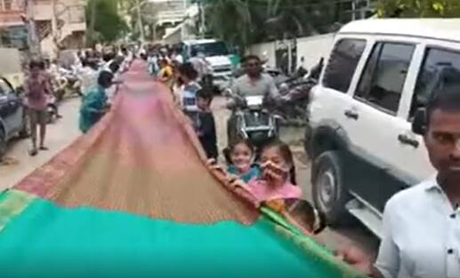 Dharmavaram Handloom Worker: అగ్గిపెట్టెలో పట్టే ఆరు అడుగుల పట్టుచీరపై రామాయణం- 13 భాషల్లో జైశ్రీరామ నామ జపం